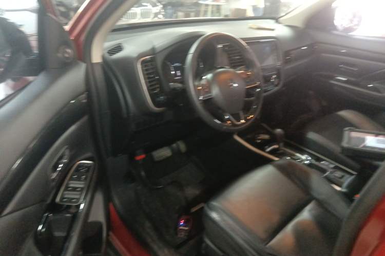 Used Mitsubishi Outlander 2019 2.0L Two-Wheel Drive Comfort Edition 7-Seater China VI Standard
