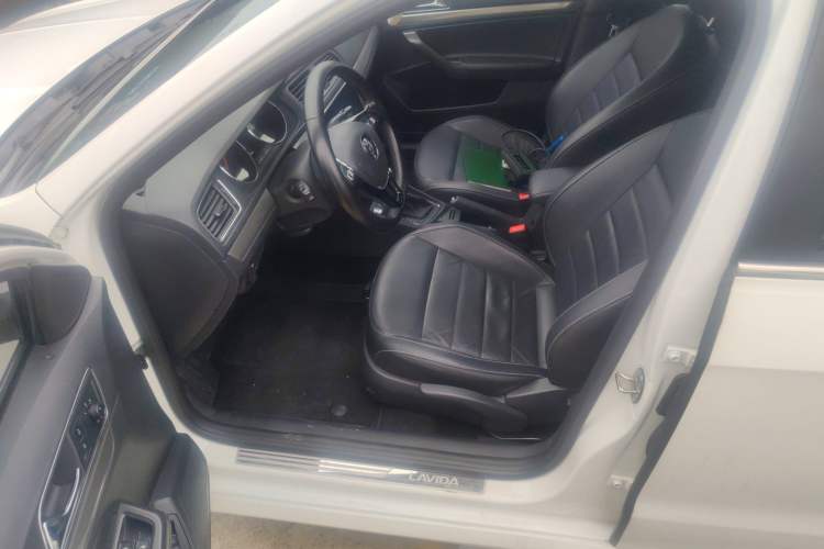 Used Volkswagen Lavida 2013 Revised Version 1.6L Automatic Luxury Edition Left Front Seat