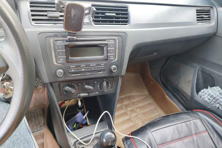 Used Volkswagen Santana 2013 1.6L Manual Fashion Edition Audio And AC Panel