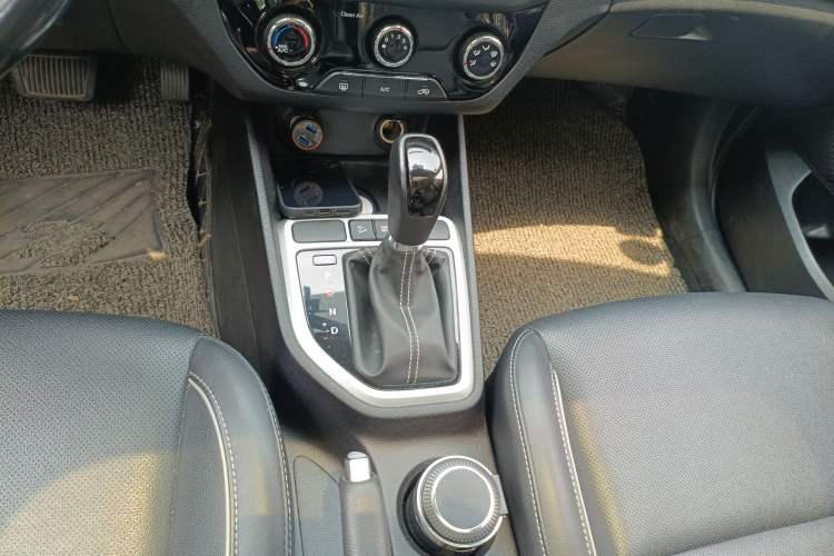 Used Hyundai ix25 2017 1.6L Automatic Smart Version Gear Lever