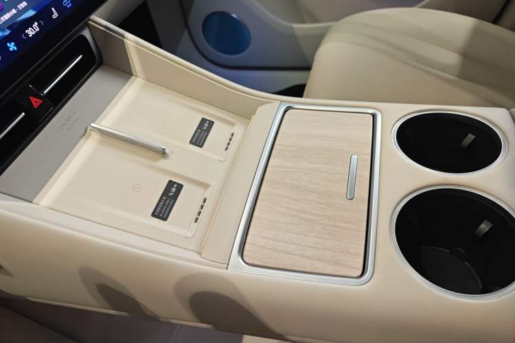 Used Hima Luxeed R7 2024 All-Electric 802 km Max Vehicle Key