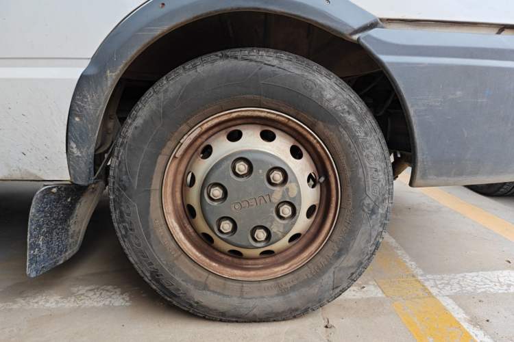 Used Iveco Daily 2017 2.5T A35 Low-Roof 5-7 Seater Passenger Van 47Z5
