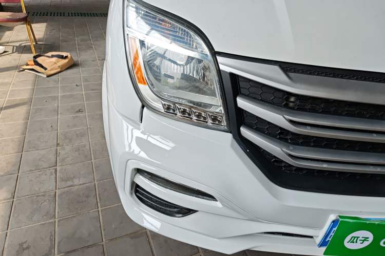 Used SAIC MAXUS Xintu V80 2023 2.0T Manual Classic Aoyuntong Short Wheelbase Mid-Roof 7/8/9-Seater Right Front Headlight