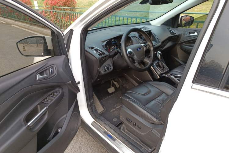 Used Ford Kuga 2015 2.0L GTDi Four-Wheel-Drive Sport Model Driver Seat