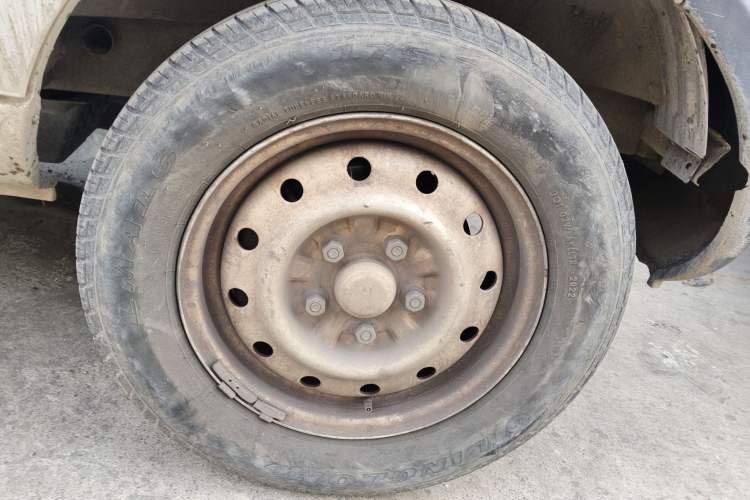 Used Wuling Rongguang Small Truck 2017 1.2L Double-Cab Basic Model LSI Right Front Wheel Hub