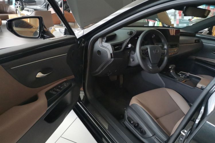 Used Lexus ES 2022 300h Excellence Edition Driver Seat