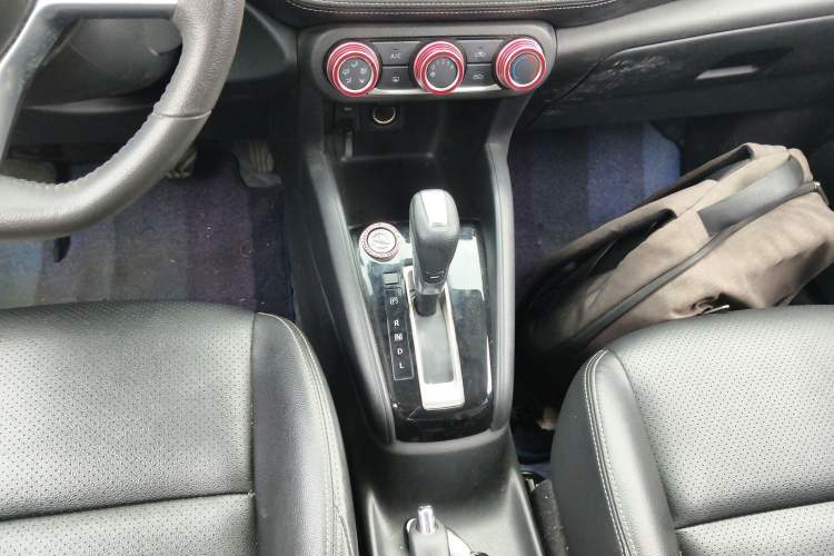 Used Nissan Kicks 2021 1.5L XV CVT Smart Connect Luxury Edition Gear Lever
