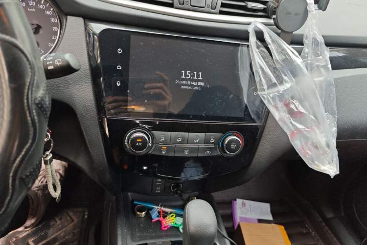 Used Nissan Qashqai 2016 2.0L CVT Elite Edition Audio And AC Panel