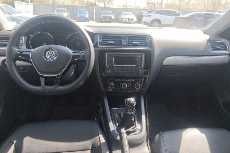 Used Volkswagen Sagitar 2015 1.6L Manual Comfort Model Center Console