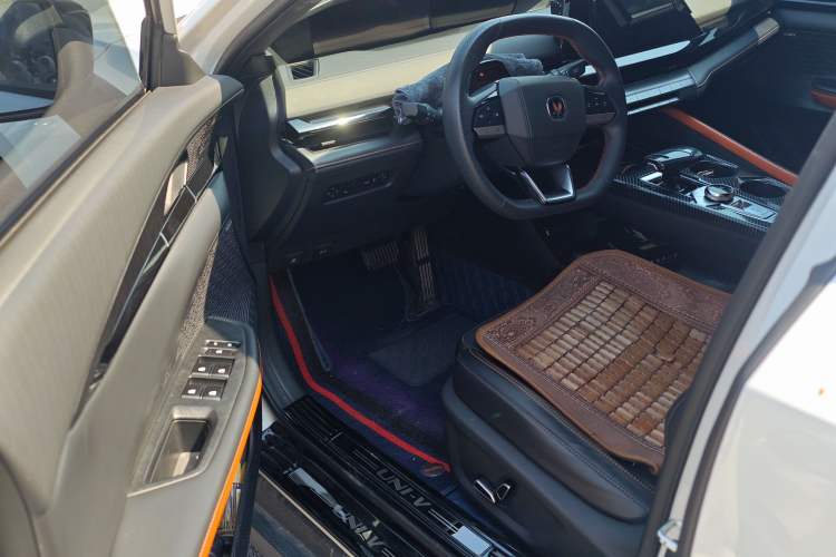 Used Changan UNI-V 2022 1.5T Prestige Version
