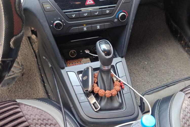 Used Hyundai Elantra (6th Generation / Lingdong) 2018 1.4T Dual-Clutch Xuan Dong · Dynamic Edition Gear Lever