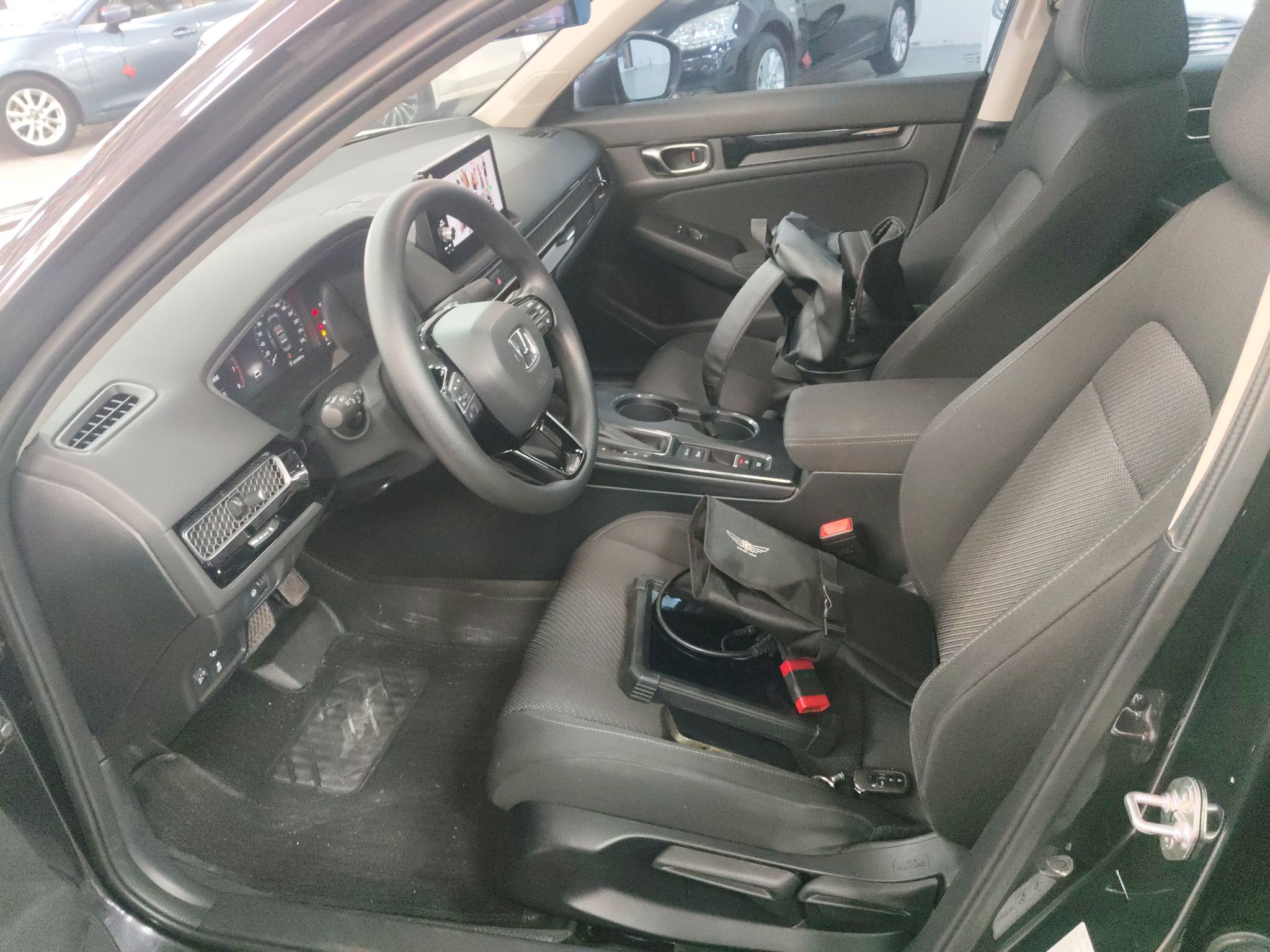 المقاعد الأمامية داخل السيارة