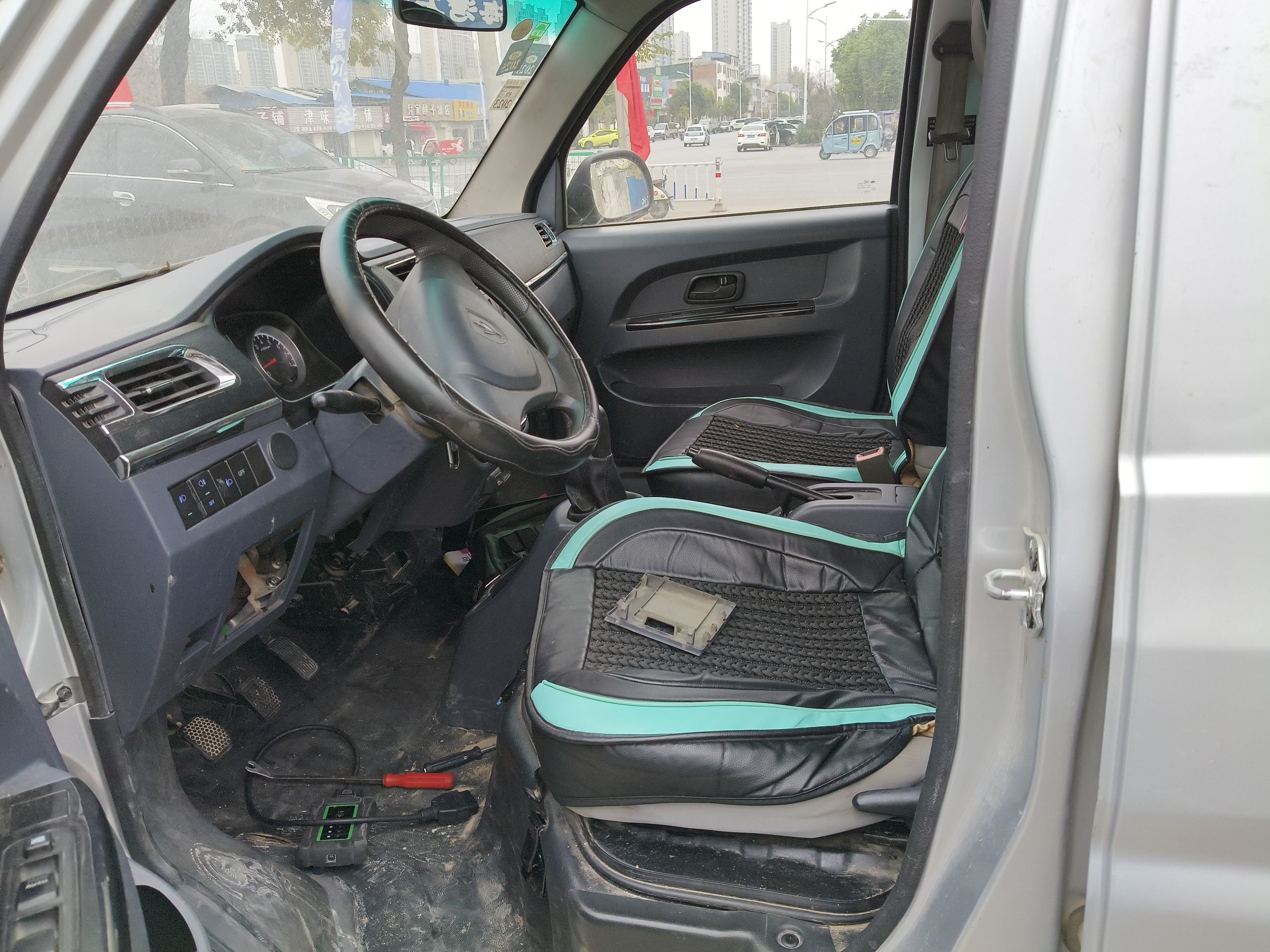 المقاعد الأمامية داخل السيارة