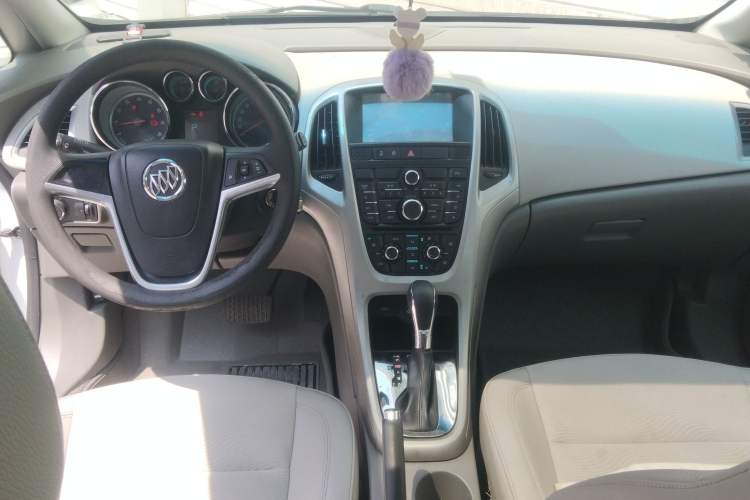 Used Buick GT 2012 XT 1.6L Automatic Comfort Edition Center Console