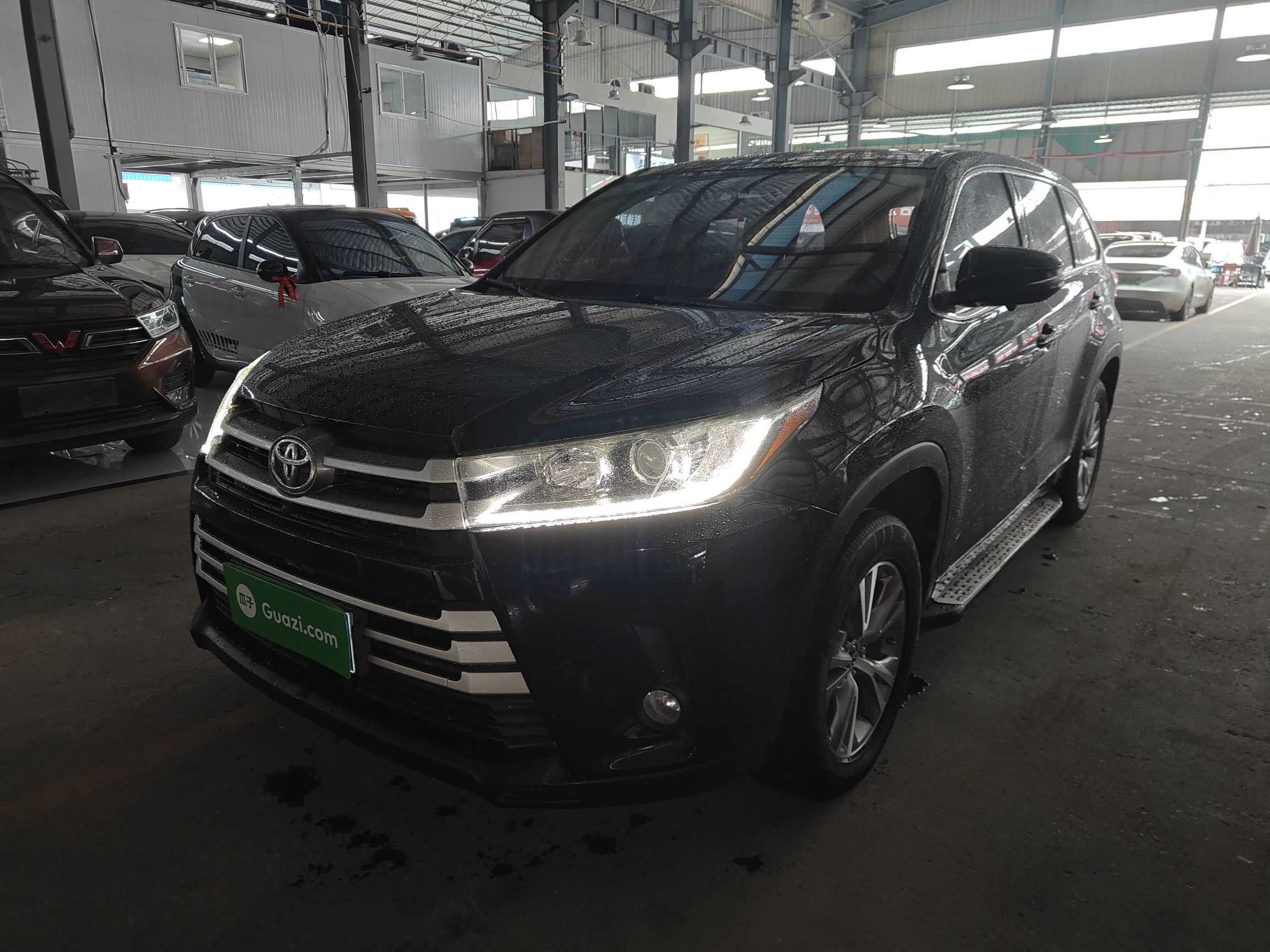 تحت مقدمة السيارة