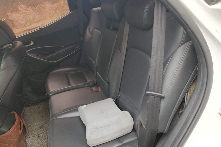 Used Hyundai Santa Fe 2015 2.0T Automatic Two-Wheel Drive Smart Version 5 Seats Left Rear Seat