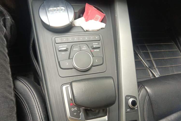 Used Audi A4L 2018 30th Anniversary Edition 40 TFSI Trendy Model Gear Lever