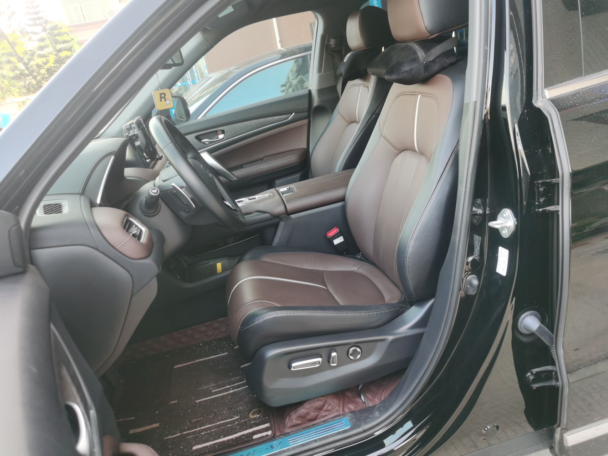 Переднее сиденье в автомобиле