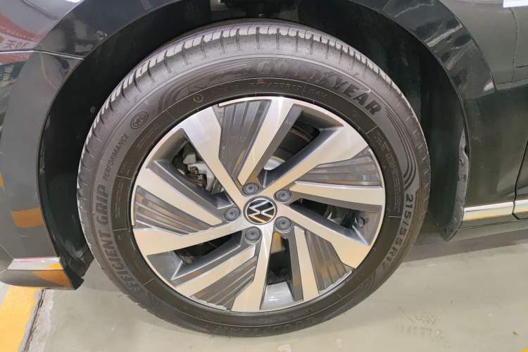 Used Volkswagen Magotan GTE Plug-in Hybrid 2022 GTE Luxury Model Left Front Wheel Hub