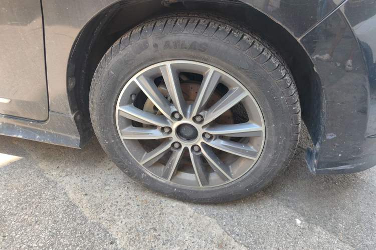 Used SAIC MAXUS G10 2016 2.0T Automatic Luxury Executive Edition Right Front Wheel Hub