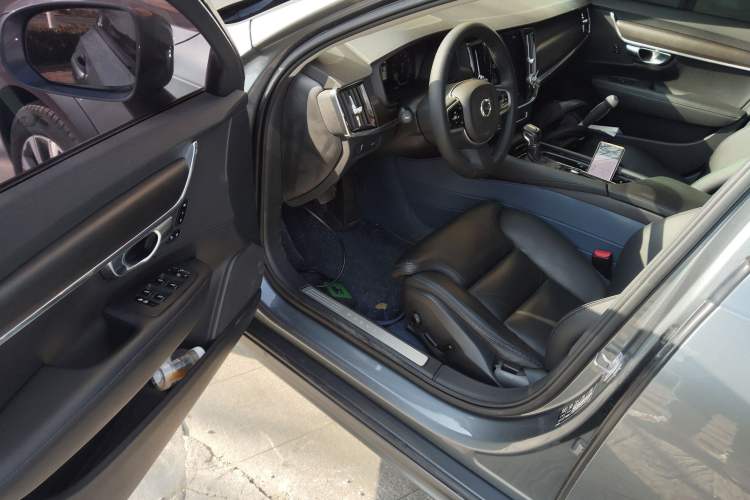 Used Volvo V90 2017 Cross Country T5 AWD Smart Range Edition