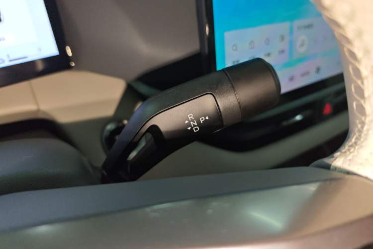 Used Lynk & Co 06 EM-P 2023 EM-P 56 Standard Range Pro Gear Lever