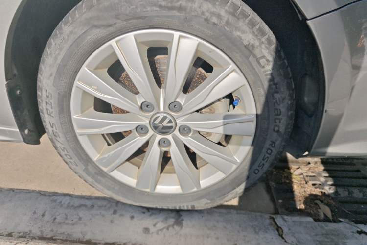 Used Volkswagen Sagitar 2015 230TSI Automatic Comfort Version Right Front Wheel Hub