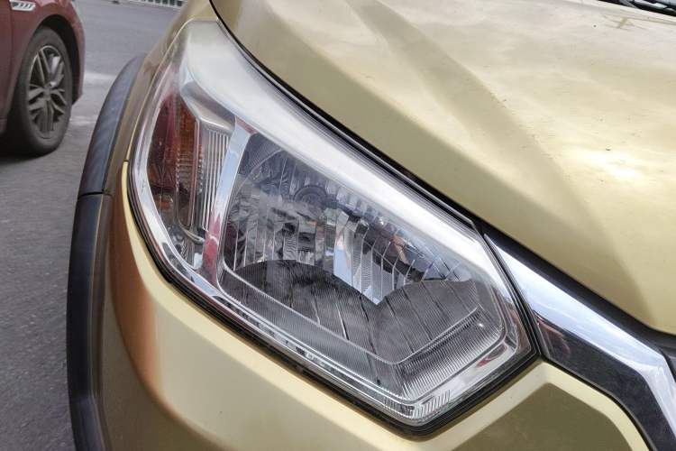 Used Venucia R50X 2013 1.6L Automatic Model Right Front Headlight