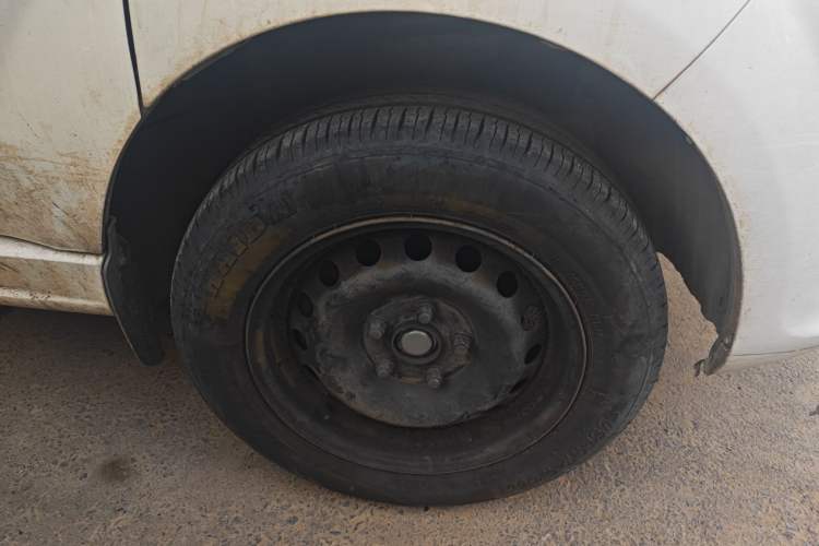 Used Jinbei Gold Hiace 2023 2.0L Passenger Van Engineering Lion 5/6/7 Seats Right Front Wheel Hub