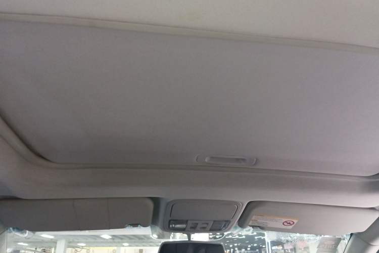 Used JMC Yusheng S350 2014 2.4T Automatic 2WD Diesel Luxury Version with Sunroof 5 Seats
