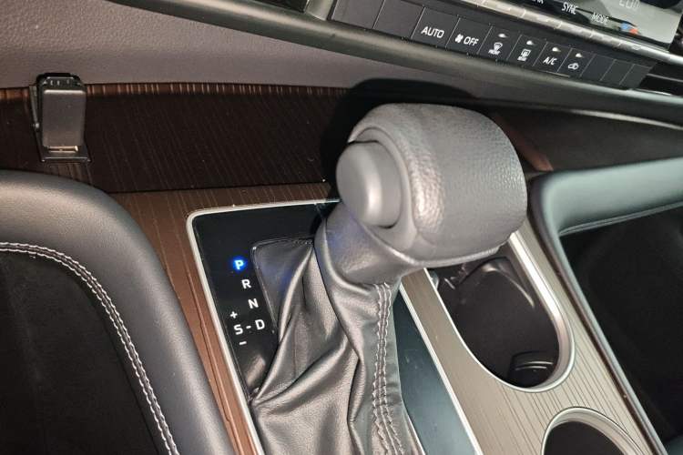 Used Toyota Granvia 2024 2.5L Hybrid Luxury Edition Gear Lever