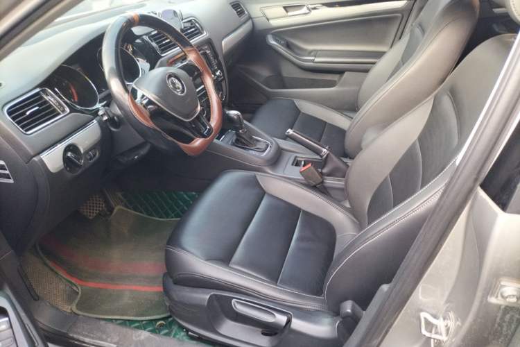 Used Volkswagen Sagitar 2015 1.6L Automatic Comfort Model
