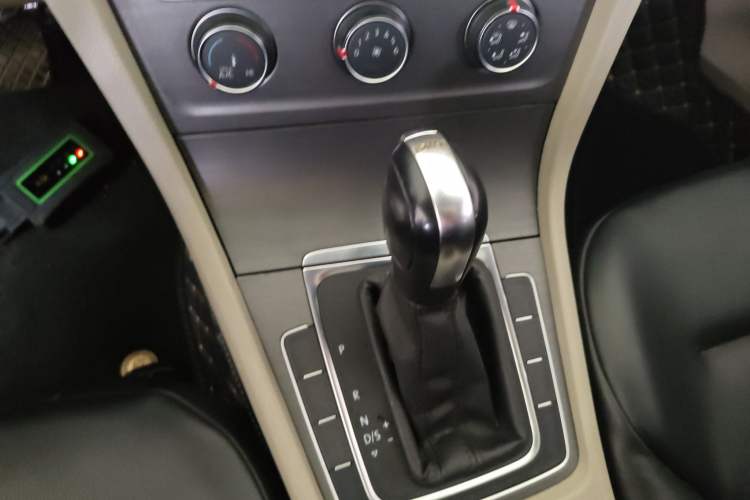 Used Volkswagen Golf 2016 230TSI Automatic Comfort Version Gear Lever