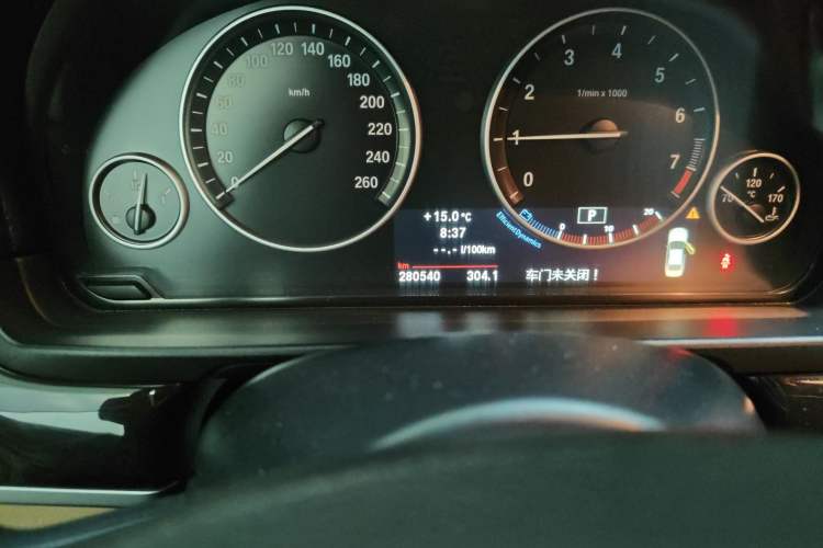 Used BMW 5 Series 2013 525Li Leading Model Odometer Close Up