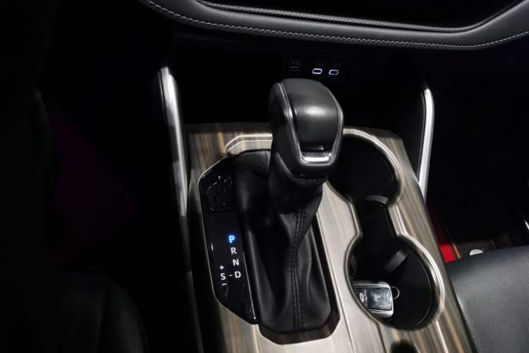 Used Toyota Highlander 2023 2.5L Smart Electric Hybrid Dual-Engine Four-Wheel Drive Prestige Version – 7 Seats Gear Lever