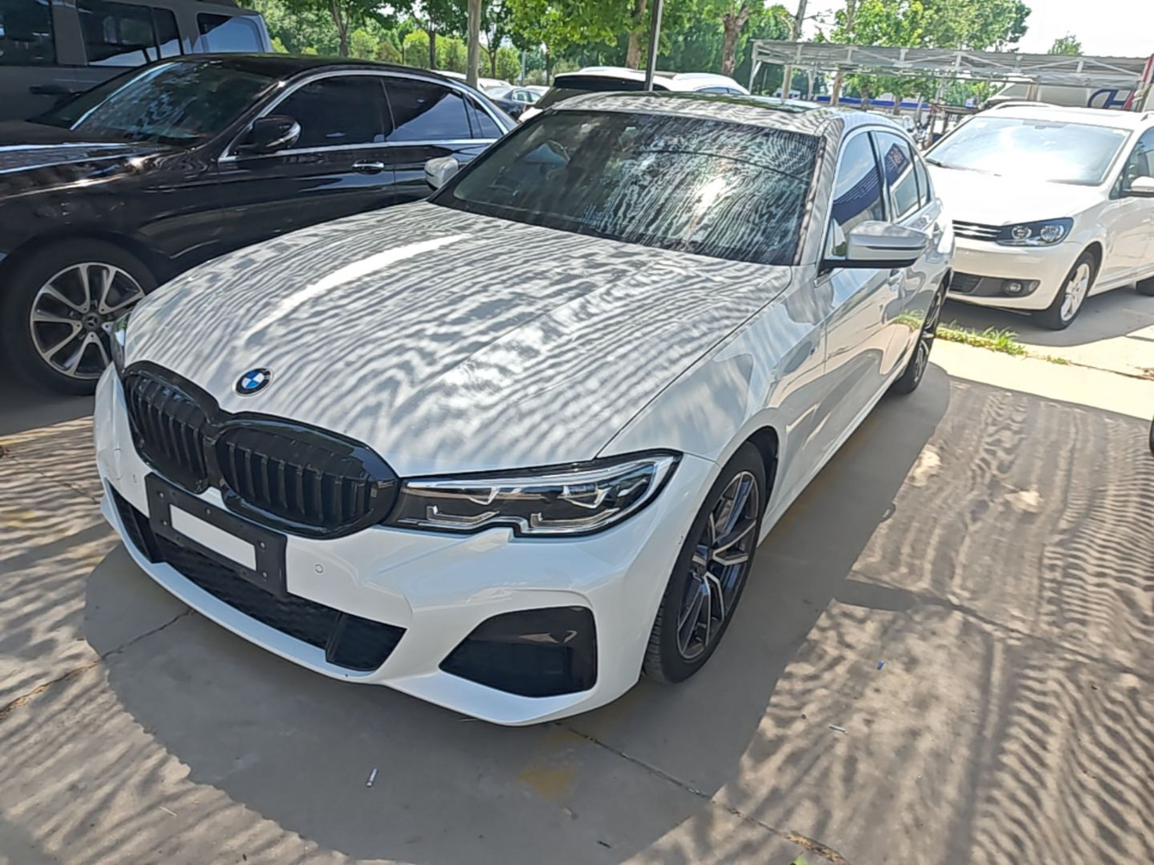 Под передней частью автомобиля