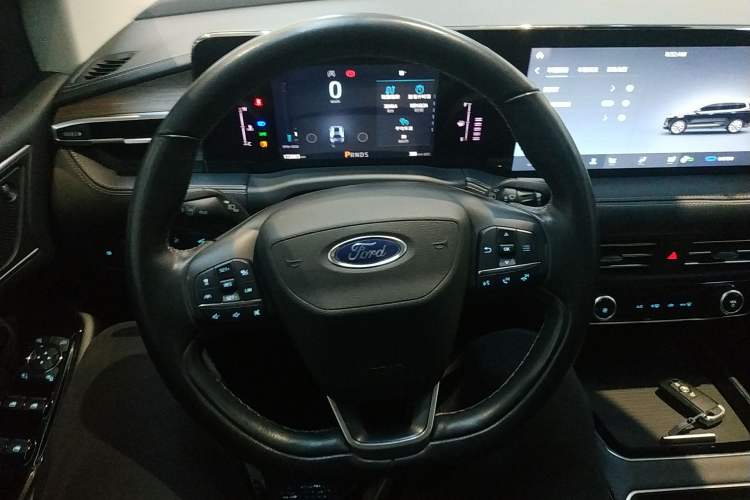 Used Ford Edge 2021 PLUS EcoBoost 245 Two-Wheel-Drive Titanium 7-Seater Steering Wheel