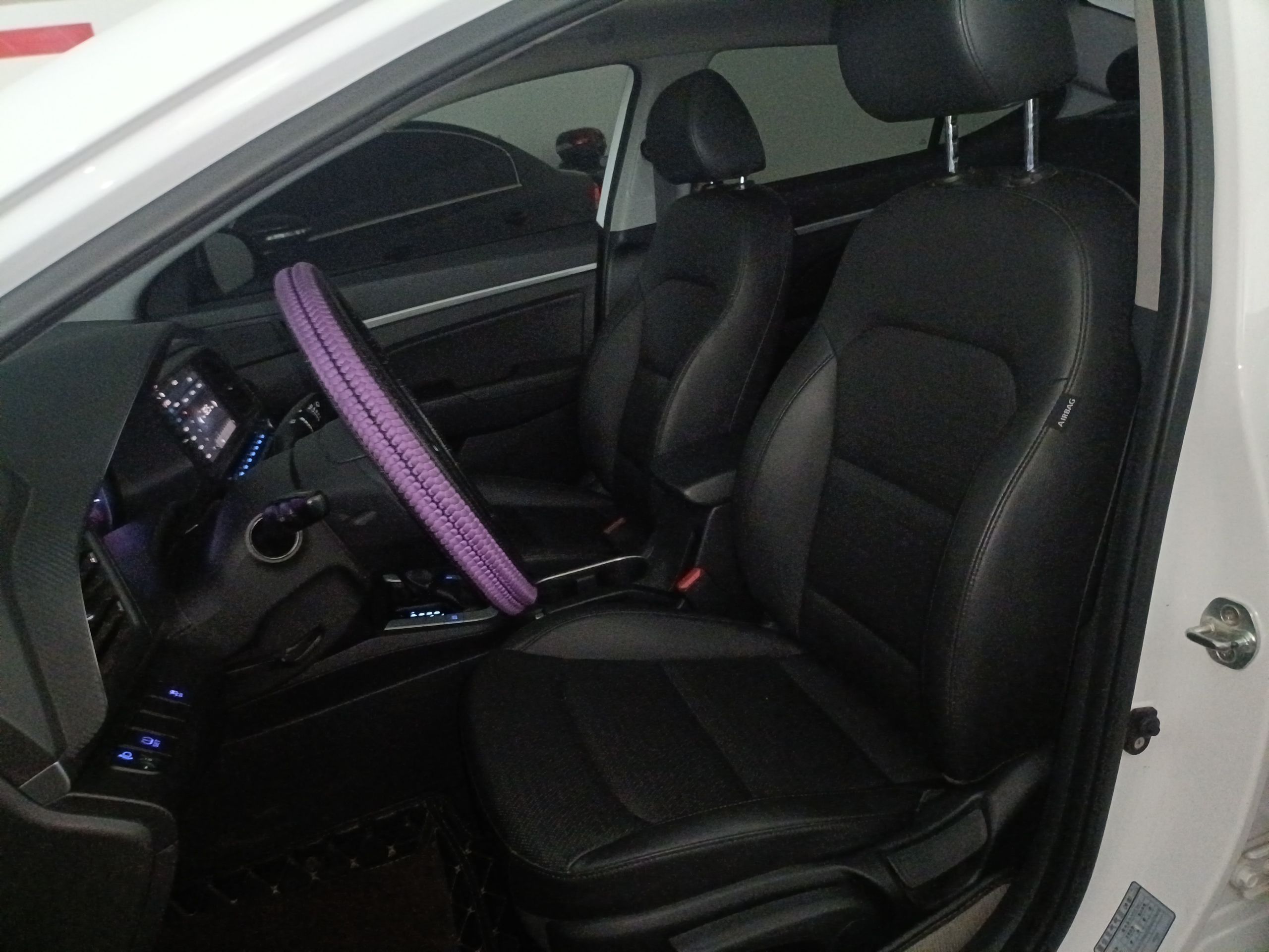 Переднее сиденье в автомобиле