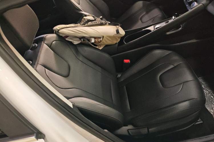 Used Hyundai Elantra 2023 1.5L CVT GLX Elite Edition Right Front Seat