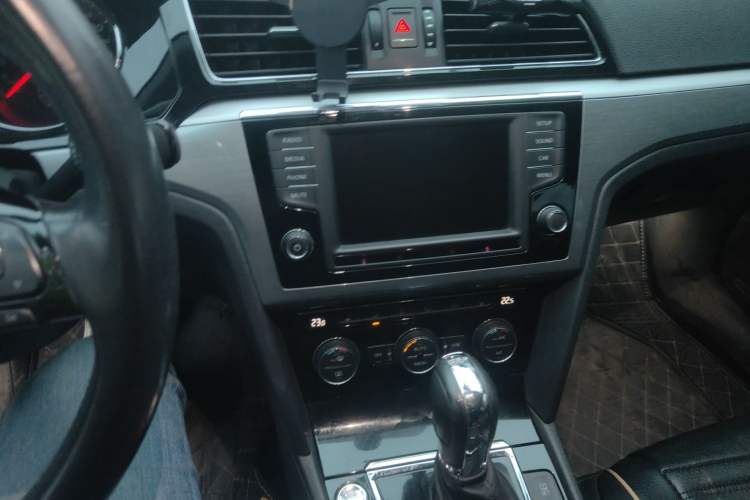 Used Volkswagen Lamando 2015 280TSI DSG Luxury Edition Audio And AC Panel