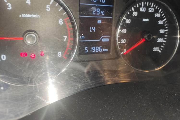 Used FAW Senya R7 2017 1.5T Manual Luxury Sunroof Model Odometer Close Up