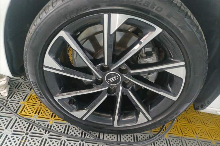 Used Audi A4L 2022 40 TFSI Stylish and Elegant Edition Left Front Wheel Hub