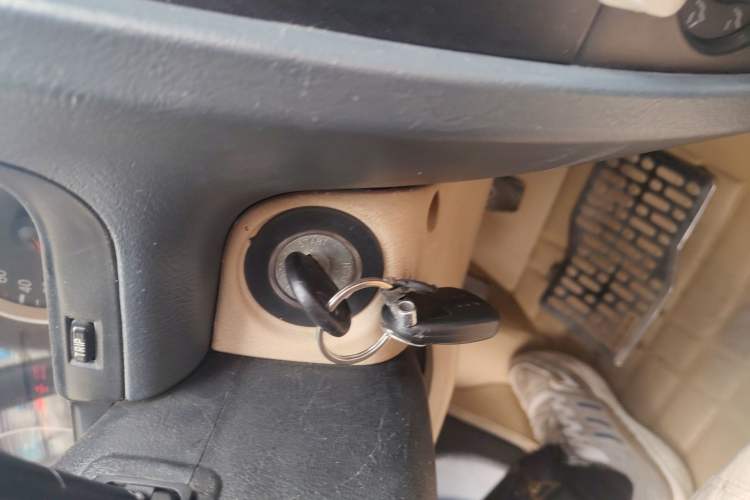 Used Huatai Santa Fe Classic 2012 2.0L Gasoline Manual Two-Wheel Drive with Sunroof Vehicle Key