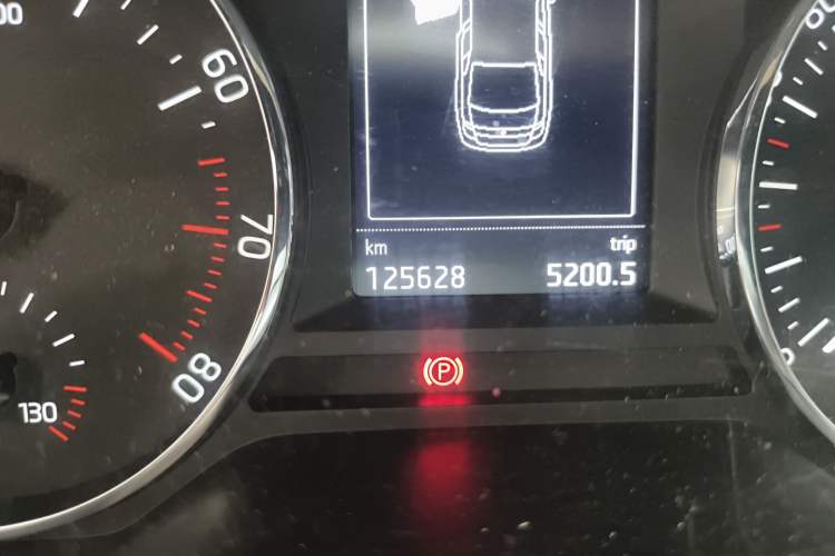 Used Skoda Octavia 2015 1.6L Automatic Yijun Edition Odometer Close Up