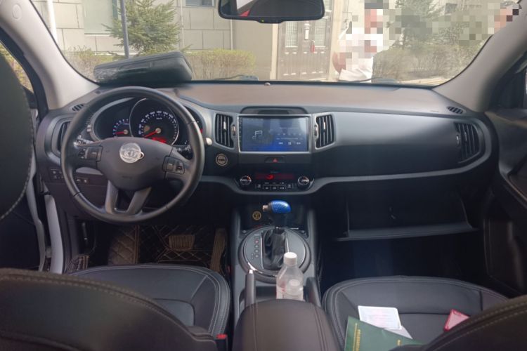 Used Kia Sportage R 2014 2.0L Automatic Two-Wheel Drive DLX Center Console