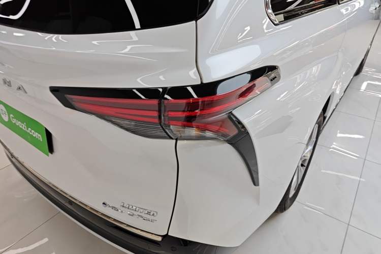 Used Toyota SIENNA 2024 2.5L Hybrid Four-Wheel Drive Prestige Edition Exterior 3