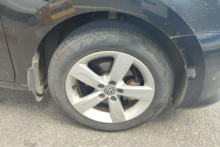 Used Volkswagen Santana 2015 1.6L Automatic Comfort Edition Right Front Wheel Hub