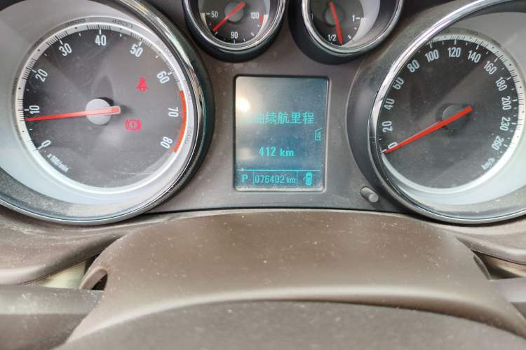 Used Buick Regal 2015 2.0L Leading Fashion Edition Odometer Close Up