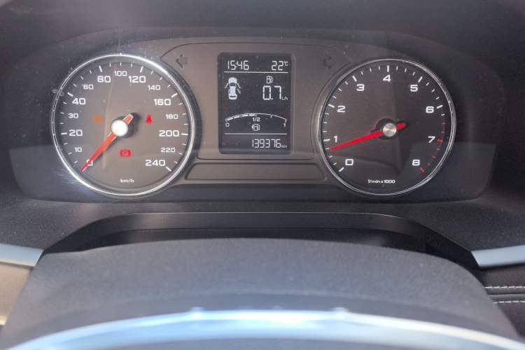 Used Roewe i6 2017 20T Manual Luxury Edition Odometer Close Up