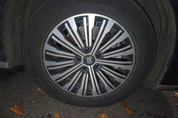 Used BYD Xia 2025 DM-i 1.5T 180km Excellence Model Right Front Wheel Hub